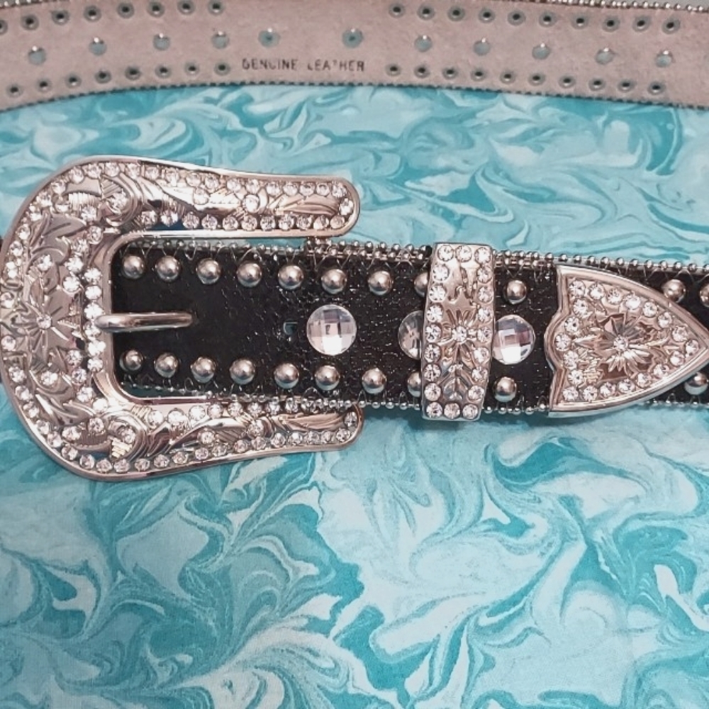 Blazin Roxx Crystal Horseshoe Crackle Western Belt. Made of genuine leather.